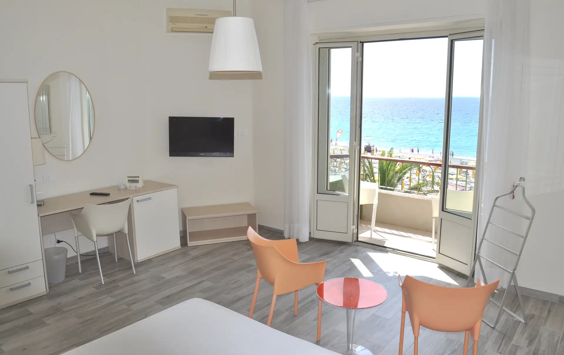 Deluxe double room with balcony and sea view