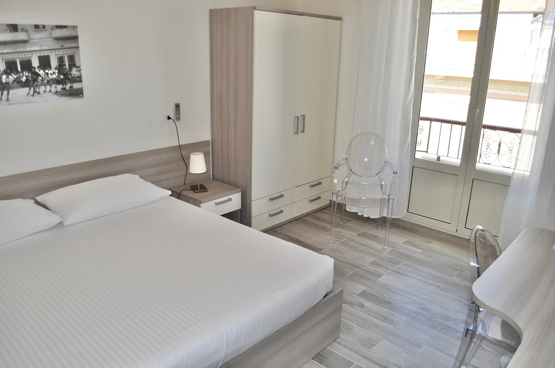 Economy double room with a street side balcony