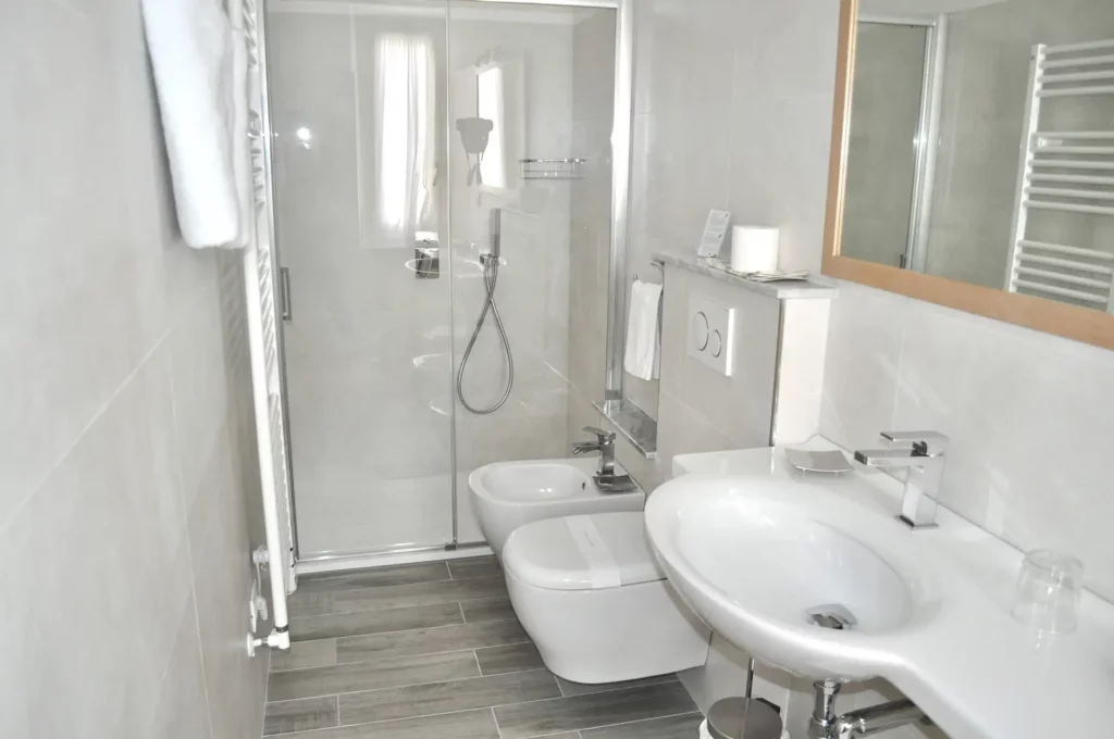 Matrimoniale economy lato strada Matrimoniale economy lato strada