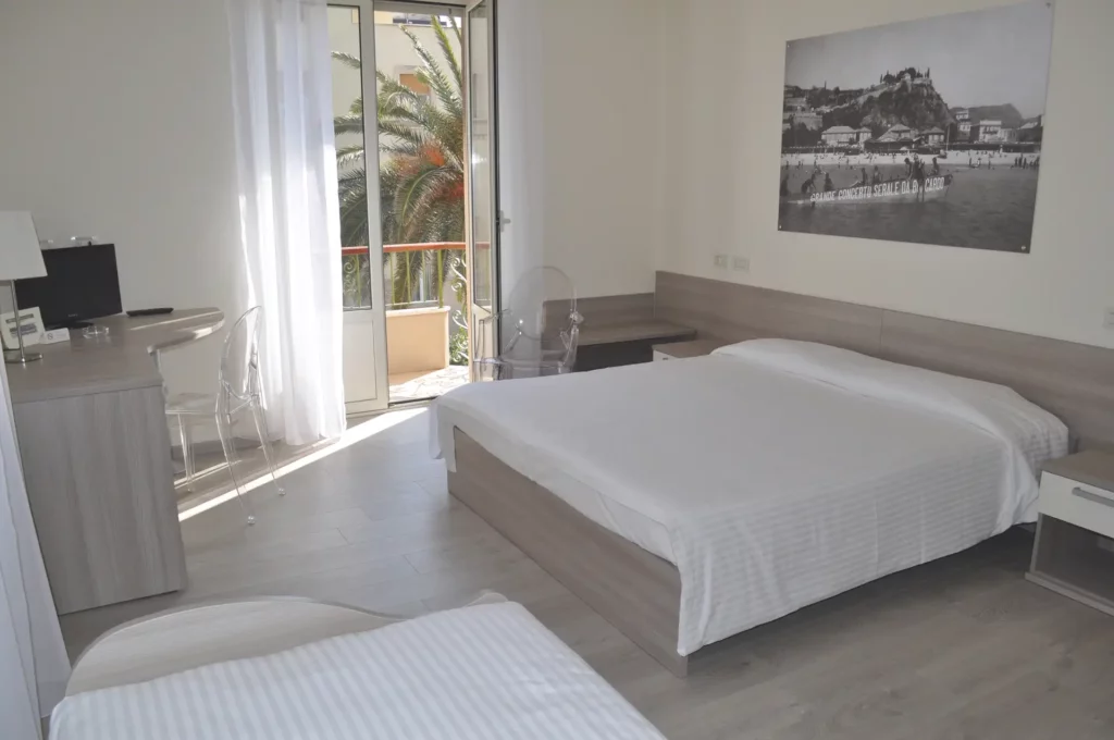 Tripla balcone vista mare laterale Tripla balcone vista mare laterale