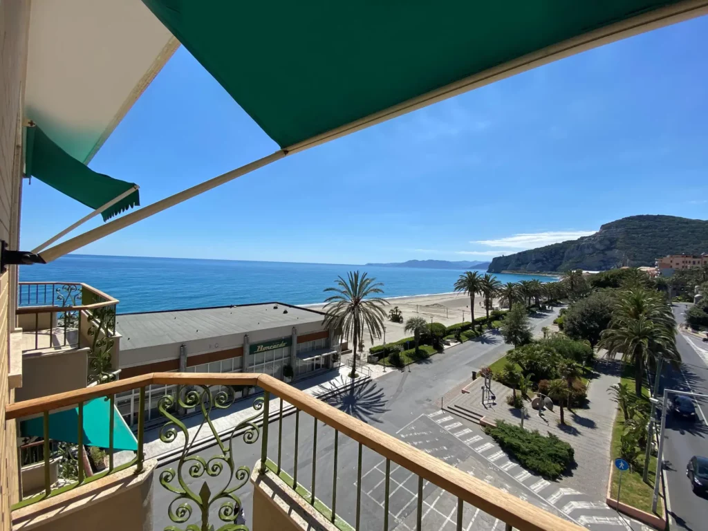Tripla balcone vista mare laterale Tripla balcone vista mare laterale