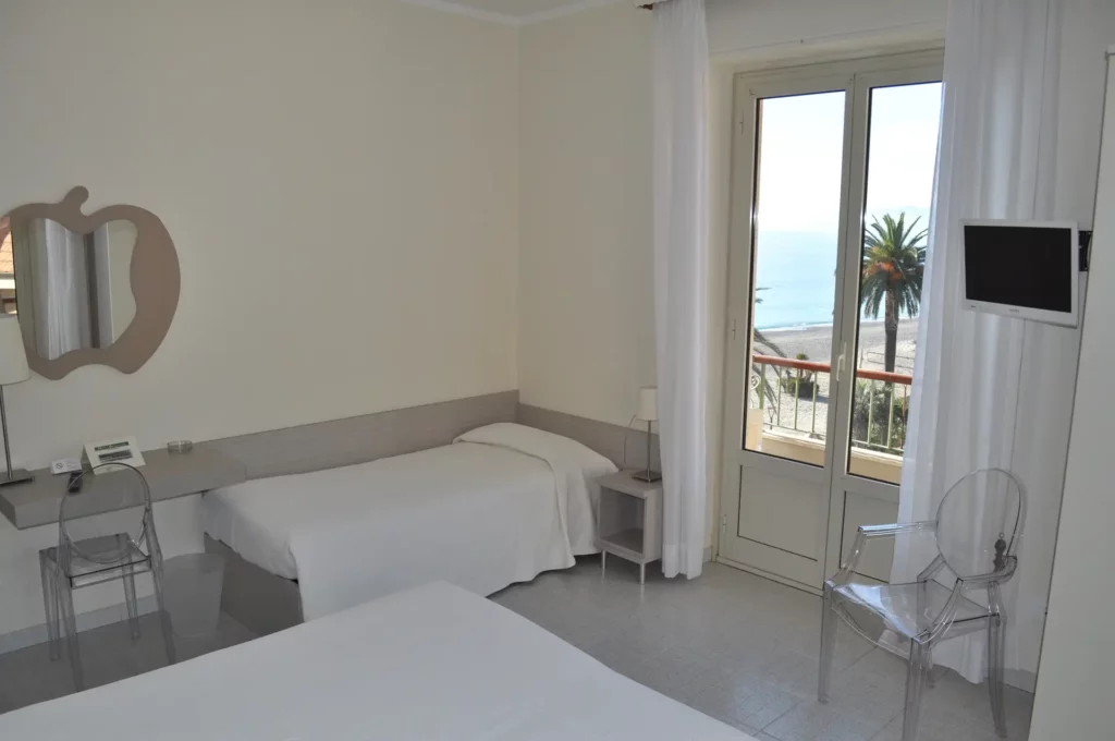 Tripla balcone vista mare laterale Tripla balcone vista mare laterale