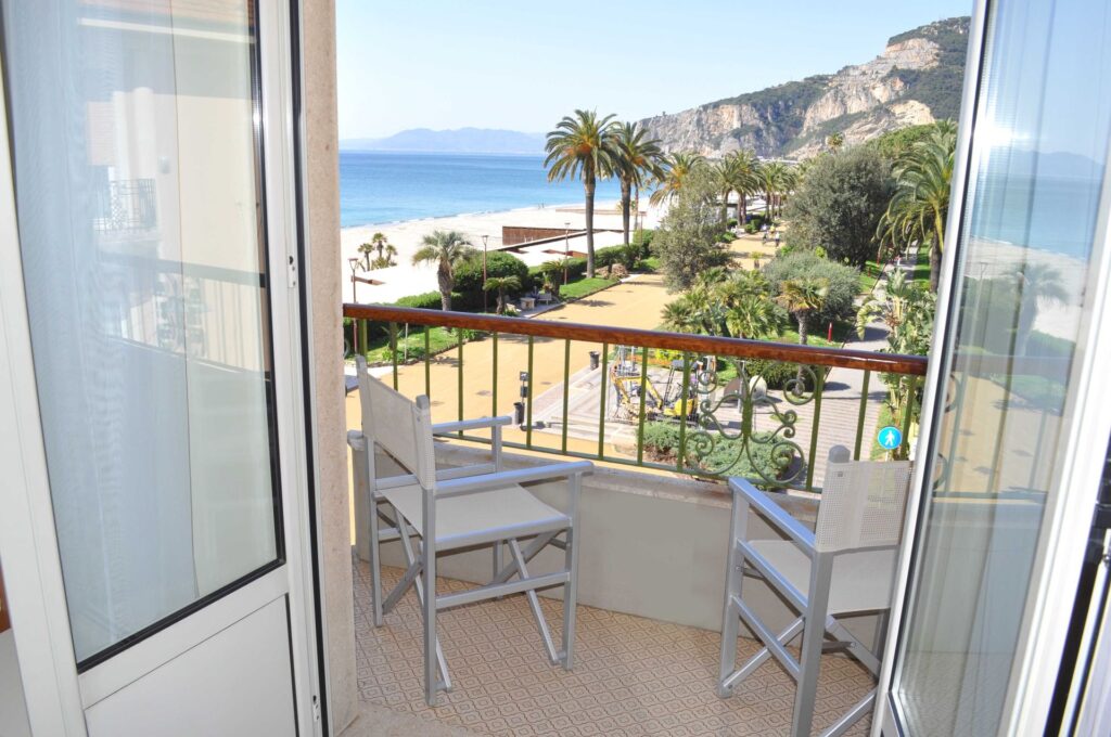 Tripla balcone vista mare laterale Tripla balcone vista mare laterale