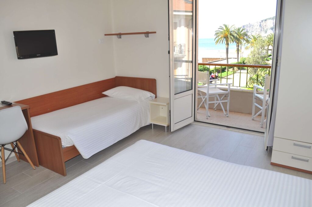 Tripla balcone vista mare laterale Tripla balcone vista mare laterale